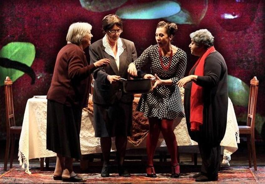 Elif Şafak'ın Baba ve Piç romanı İtalyada tiyatro oyunu oldu