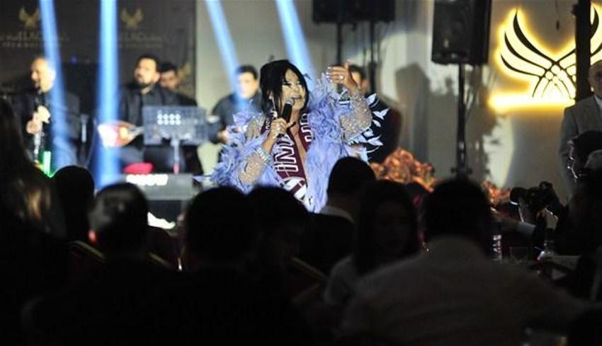 Bülent Ersoy'dan derin dekolte!