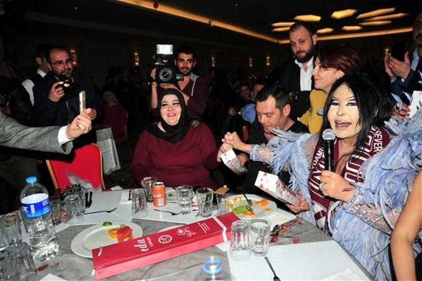 Bülent Ersoy'dan derin dekolte!