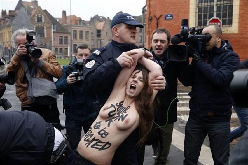 IMF eski başkanına FEMEN baskını