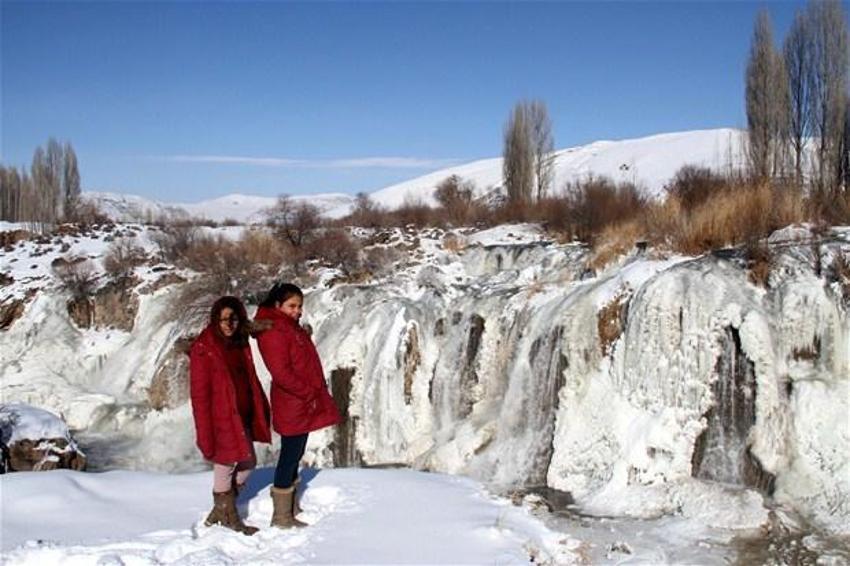 Muradiye Şelalesi dondu