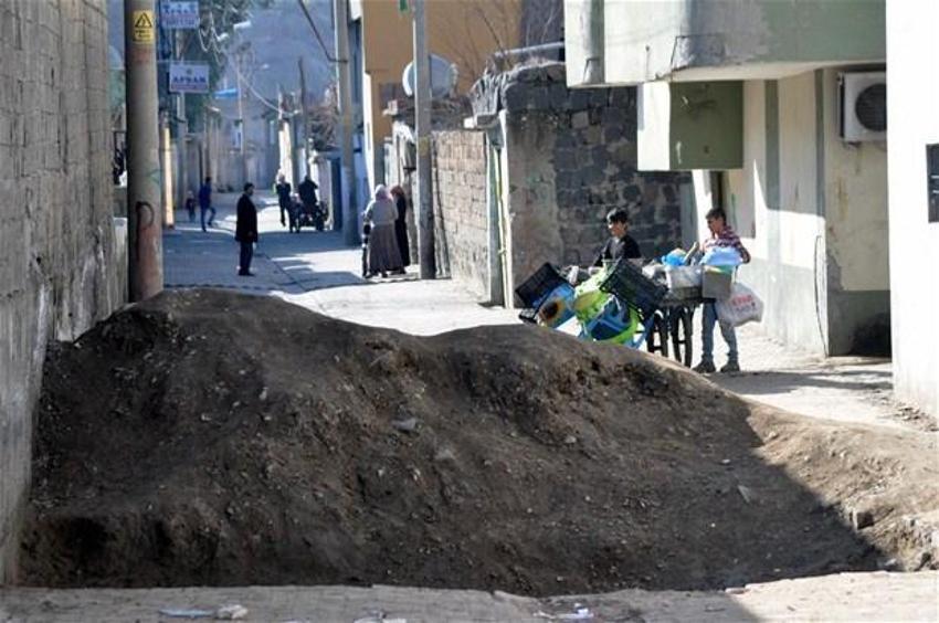 Cizre'de sokaklara hendek kazıldı!