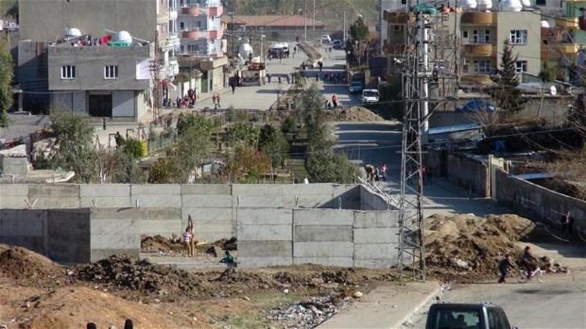Cizre'de sokaklara hendek kazıldı!