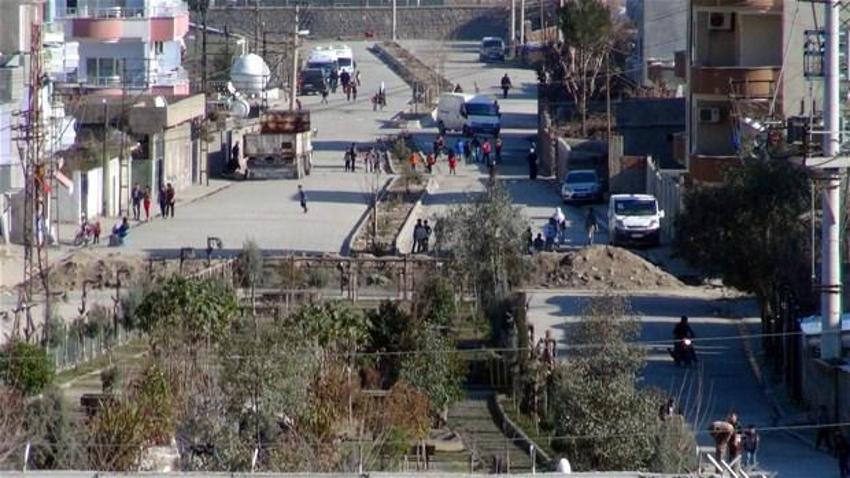 Cizre'de sokaklara hendek kazıldı!