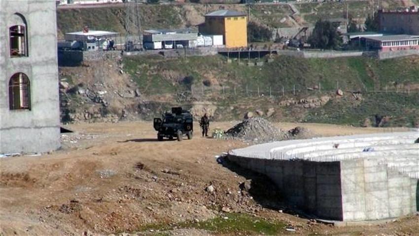 Cizre'de sokaklara hendek kazıldı!