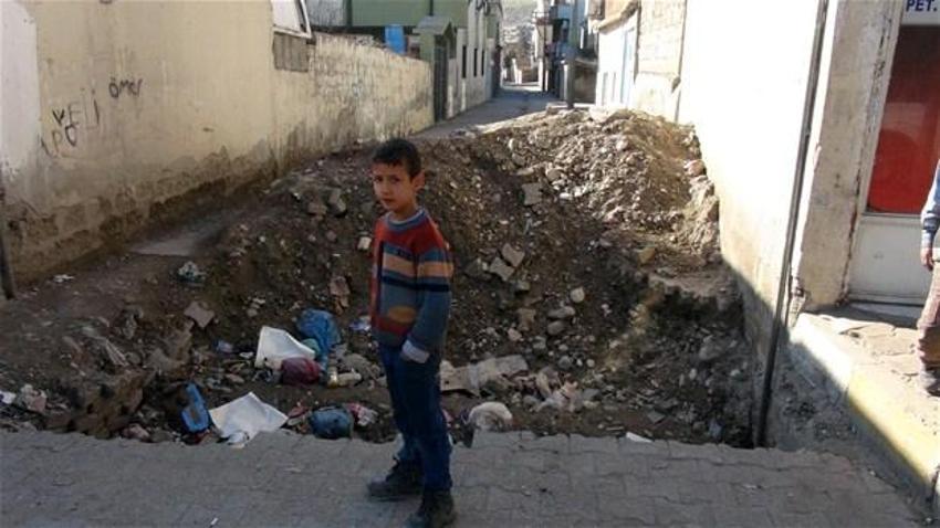 Cizre'de sokaklara hendek kazıldı!