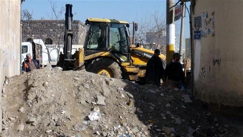 Cizre'de sokaklara hendek kazıldı!