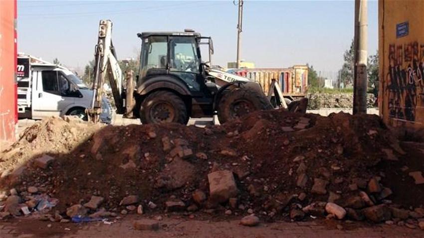 Cizre'de sokaklara hendek kazıldı!