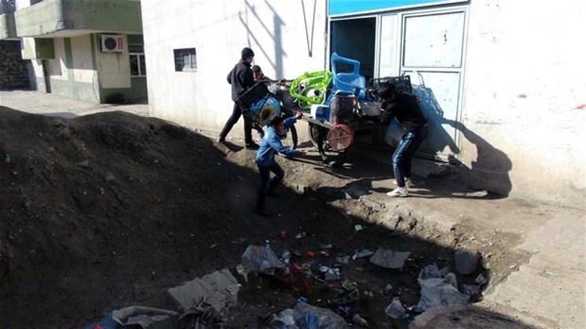 Cizre'de sokaklara hendek kazıldı!