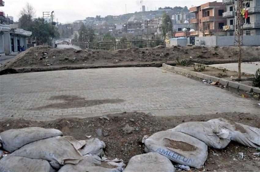 Cizre'de sokaklara hendek kazıldı!