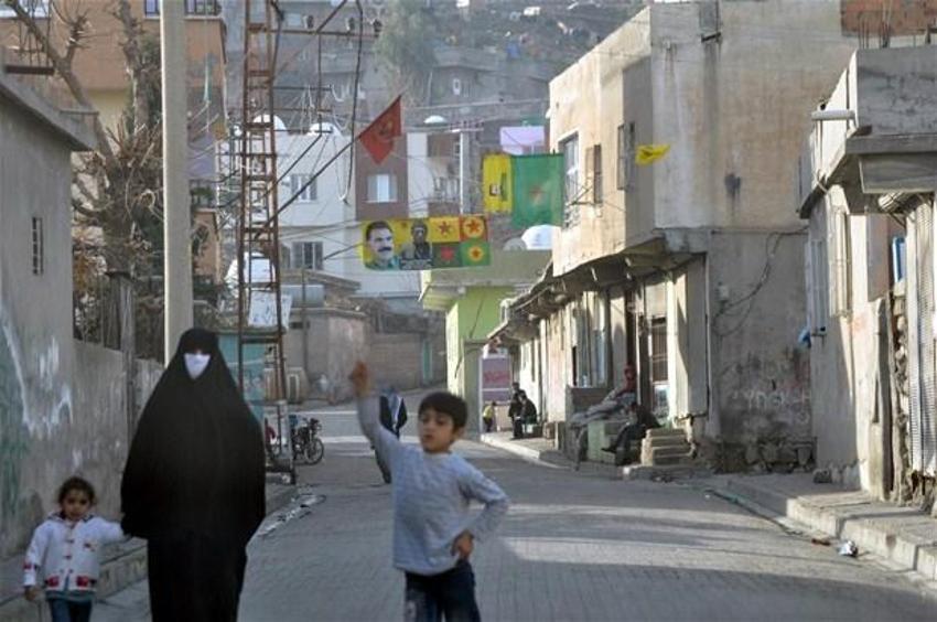 Cizre'de sokaklara hendek kazıldı!