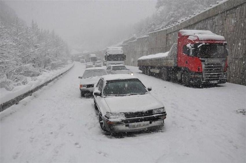 Kar yolları kapadı