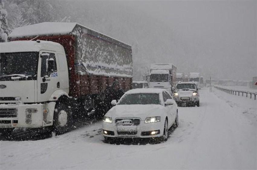 Kar yolları kapadı