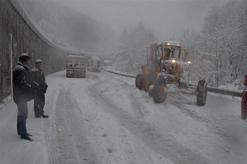 Kar yolları kapadı