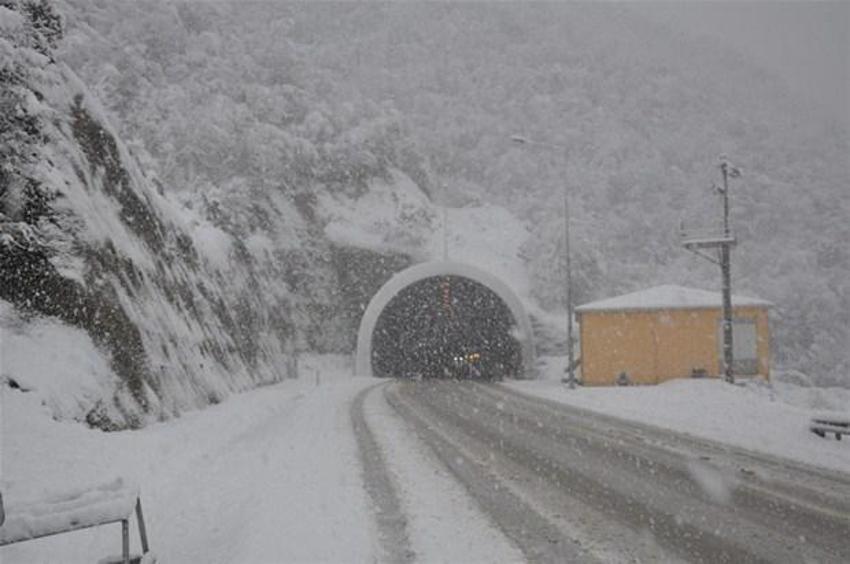 Kar yolları kapadı