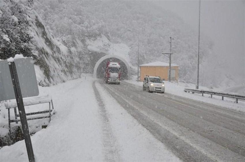 Kar yolları kapadı