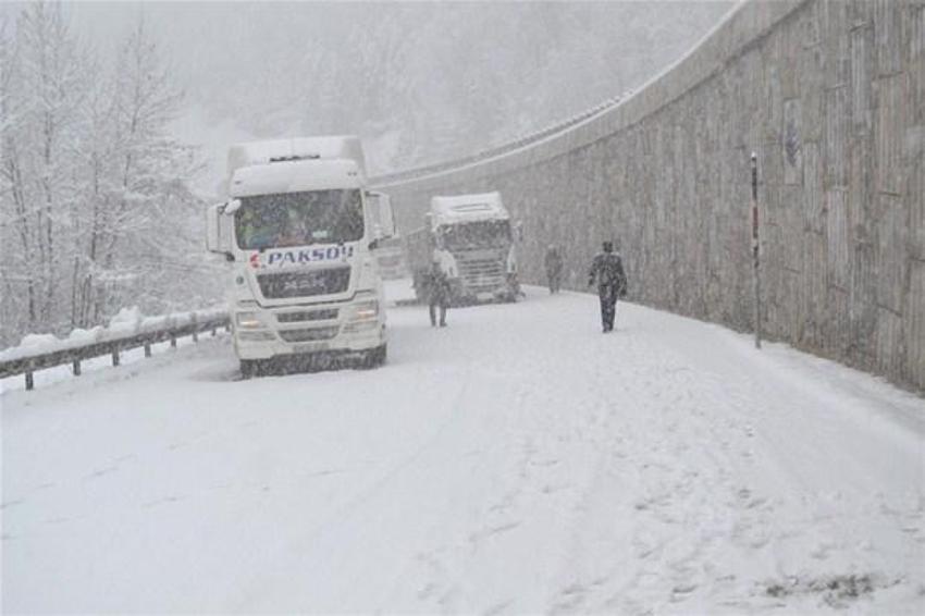 Kar yolları kapadı