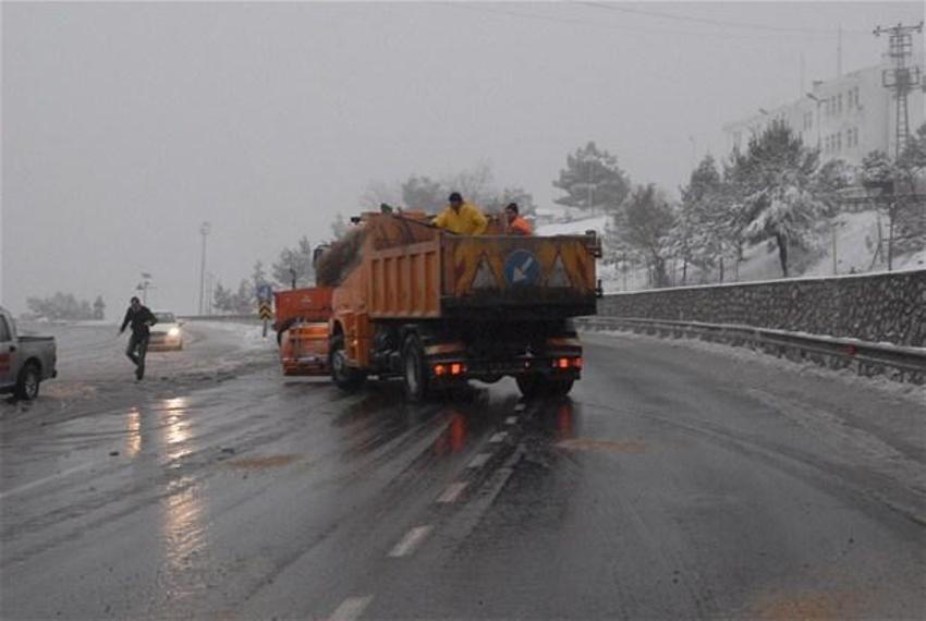 Kar yolları kapadı