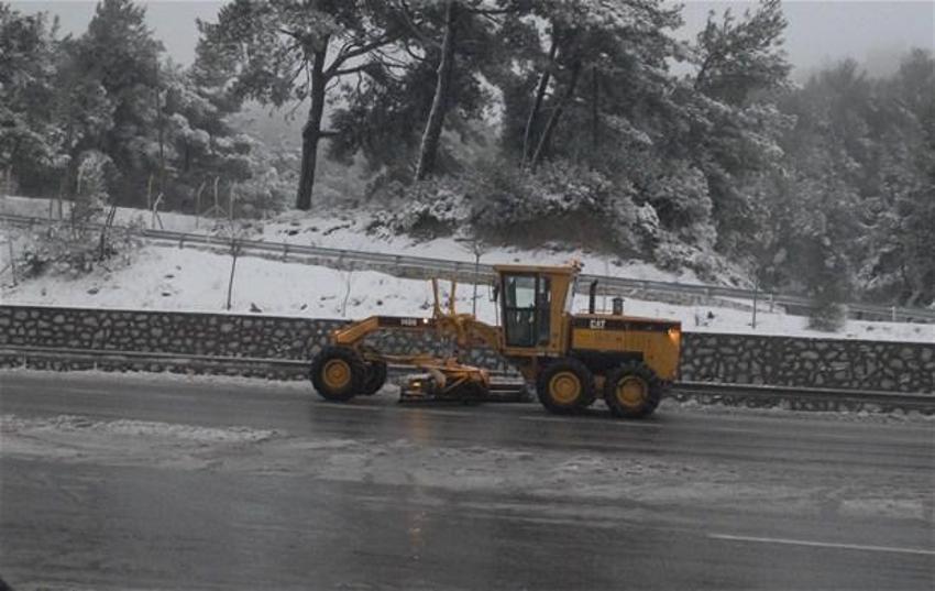 Kar yolları kapadı