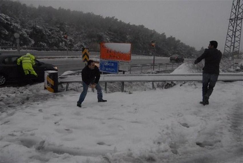Kar yolları kapadı