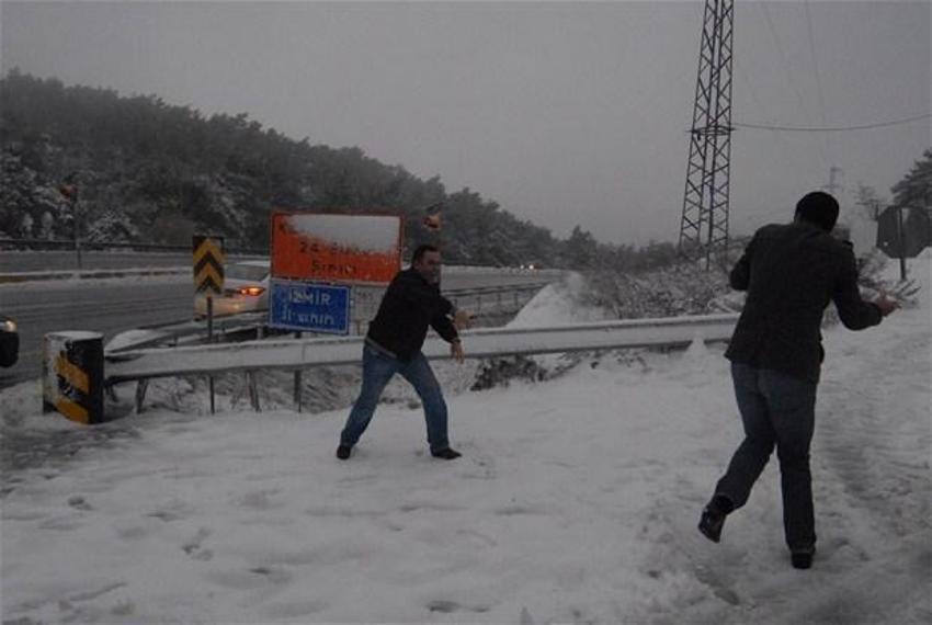 Kar yolları kapadı