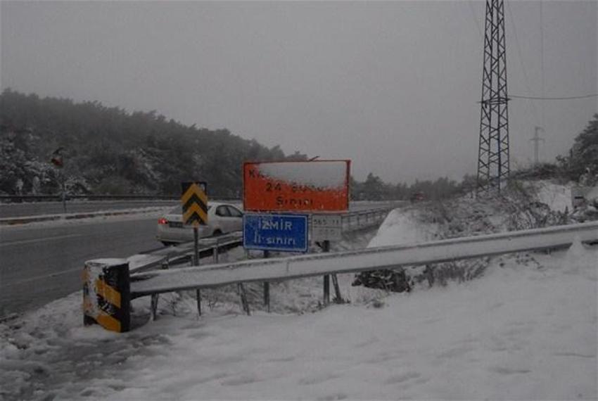Kar yolları kapadı