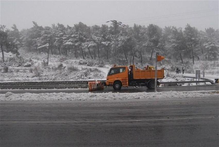 Kar yolları kapadı