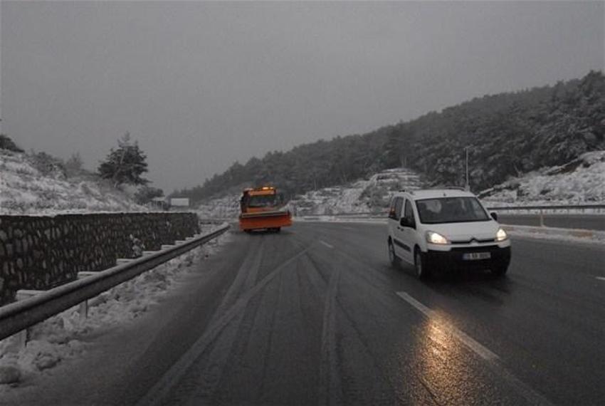 Kar yolları kapadı