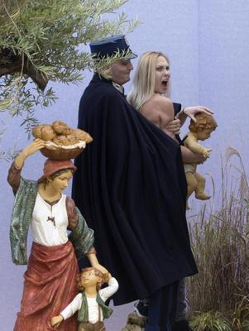 Femen bu kez "İsa"yı çaldı