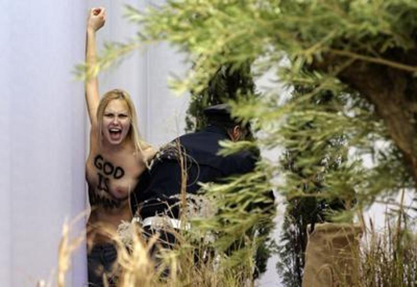 Femen bu kez "İsa"yı çaldı