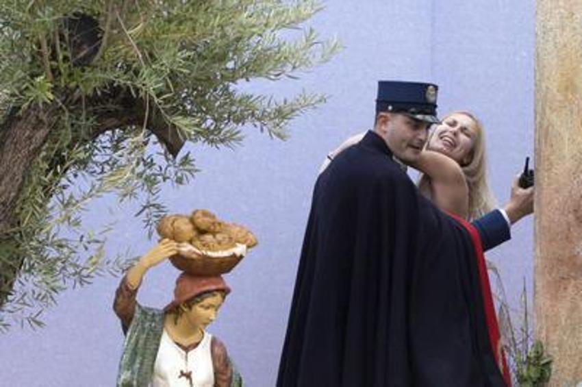 Femen bu kez "İsa"yı çaldı