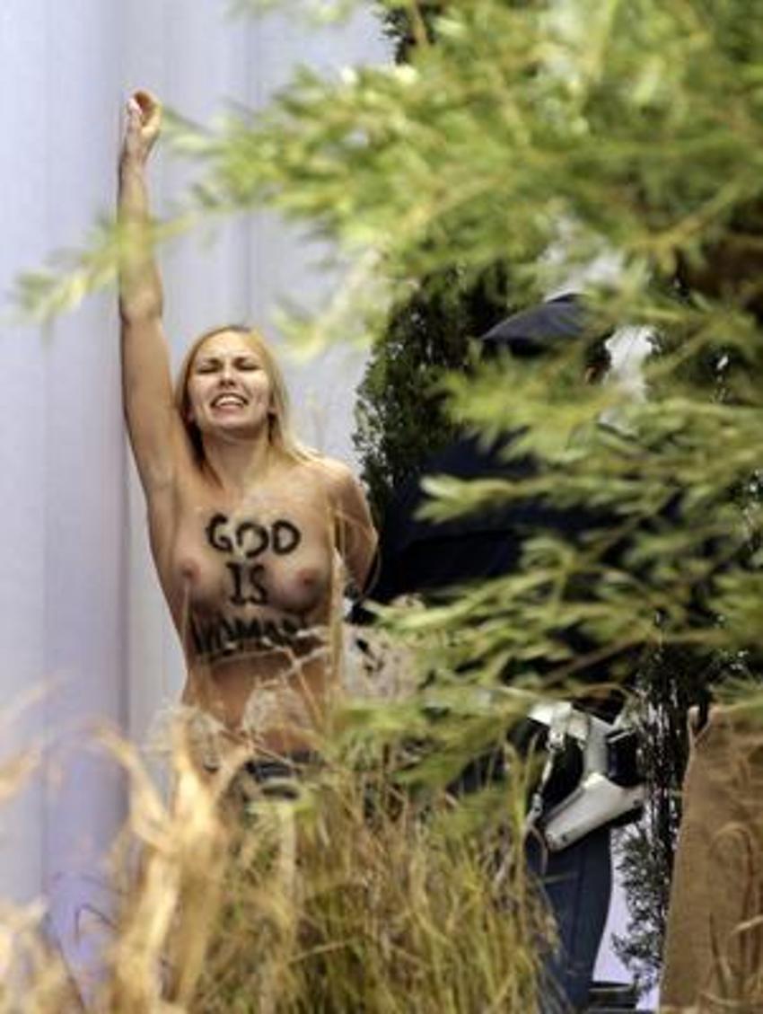 Femen bu kez "İsa"yı çaldı