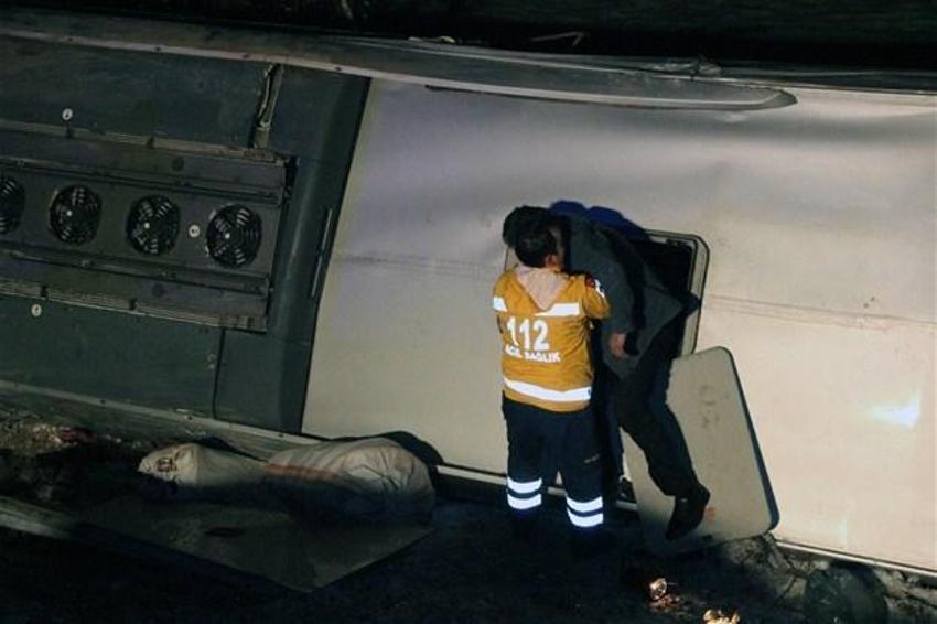 Yolcu otobüsü devrildi! Ölü ve yaralılar var...
