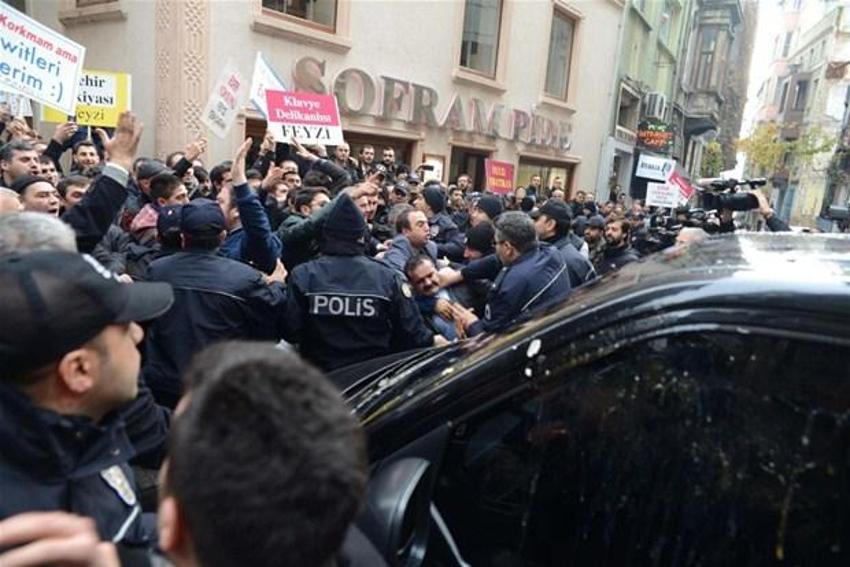 Feyzi İşbaşaran'a yumurtalı saldırı