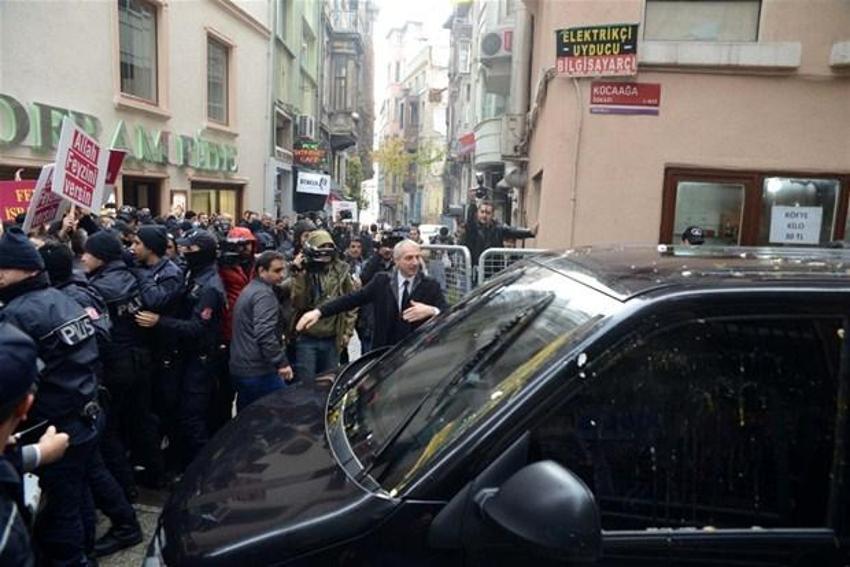 Feyzi İşbaşaran'a yumurtalı saldırı