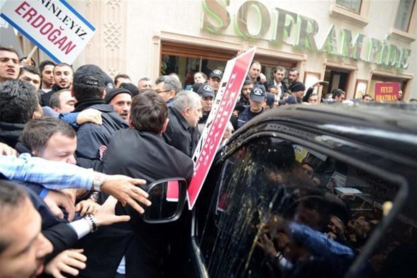Feyzi İşbaşaran'a yumurtalı saldırı