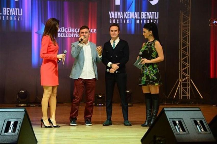 Seksi şarkıcı Kendi nefes kesti!