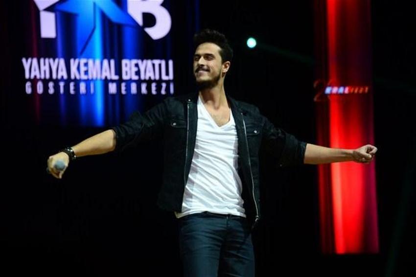 Seksi şarkıcı Kendi nefes kesti!