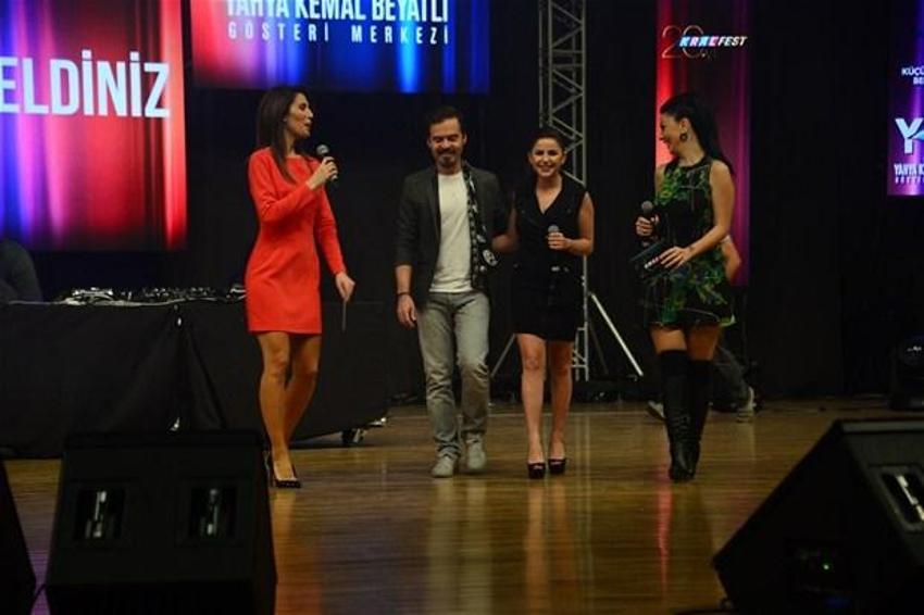 Seksi şarkıcı Kendi nefes kesti!