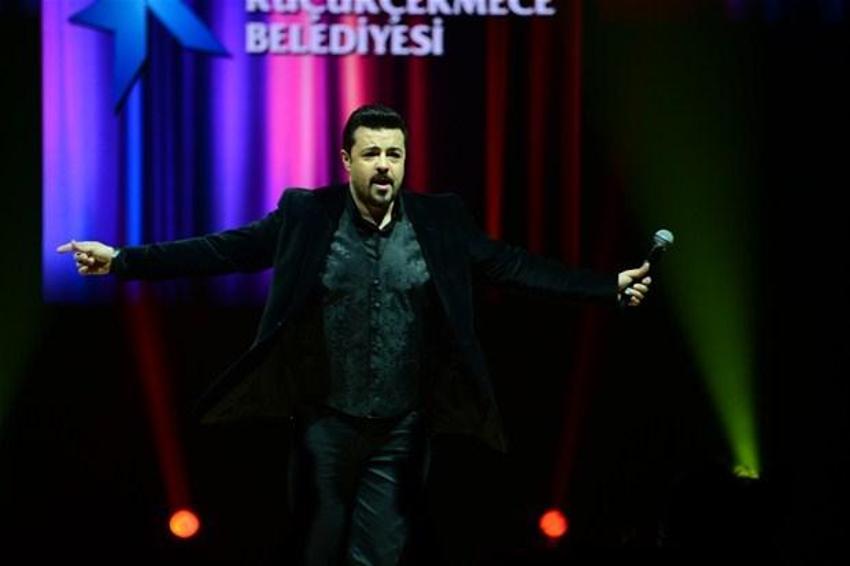Seksi şarkıcı Kendi nefes kesti!