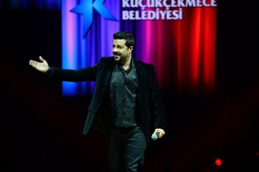 Seksi şarkıcı Kendi nefes kesti!