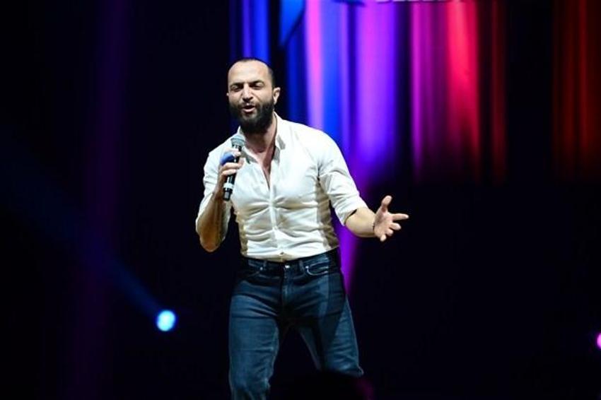 Seksi şarkıcı Kendi nefes kesti!