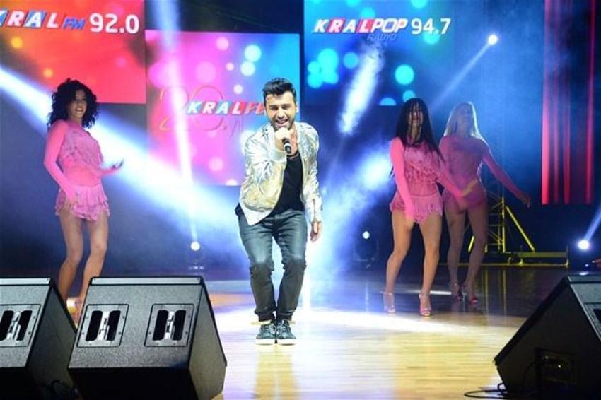 Seksi şarkıcı Kendi nefes kesti!
