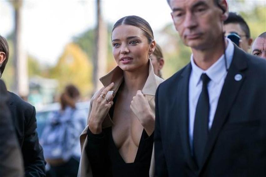 Miranda Kerr'den cesur hareketler!