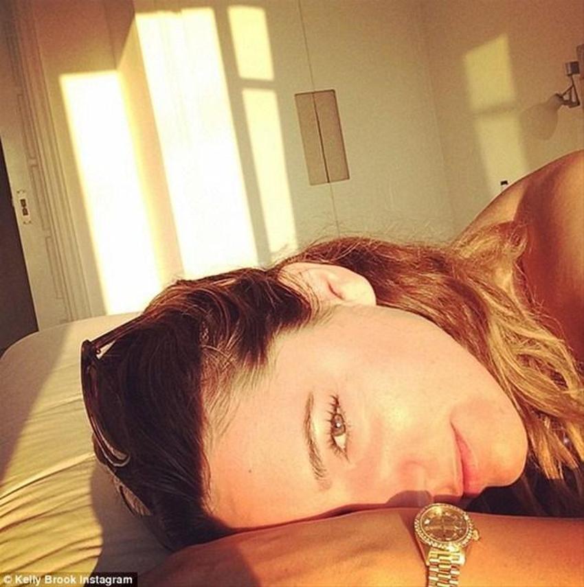 Kelly Brook'tan bikini şov!