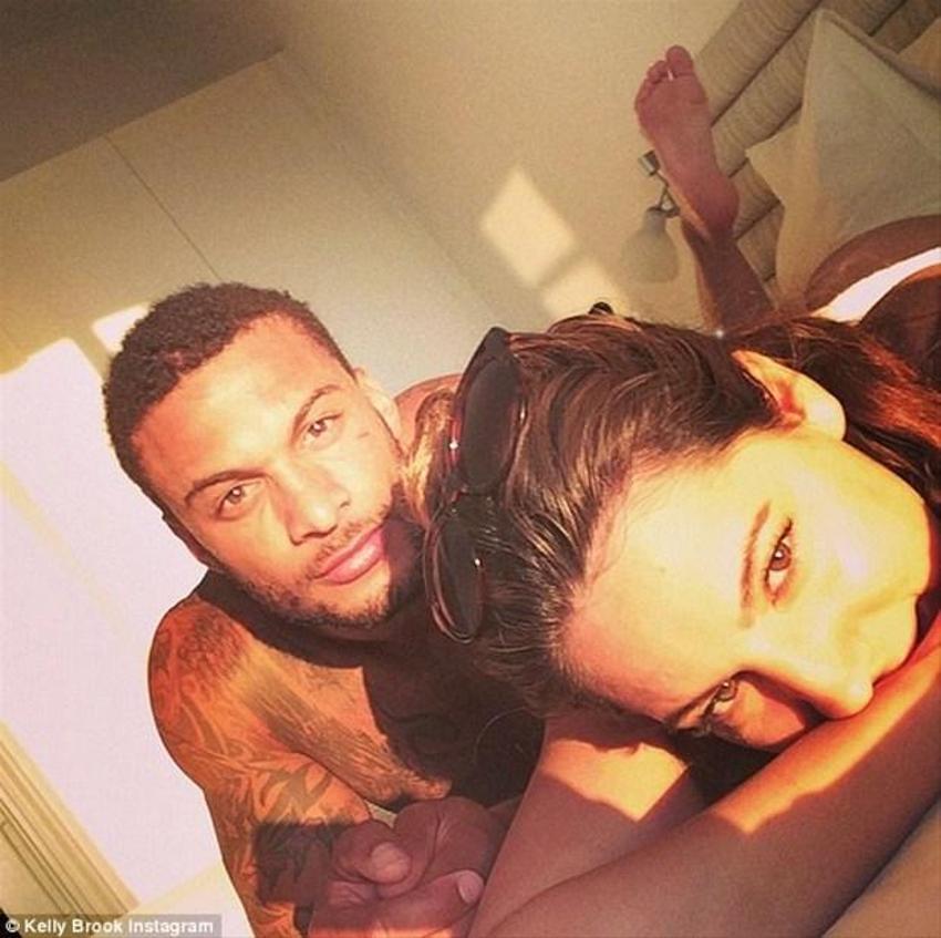 Kelly Brook'tan bikini şov!