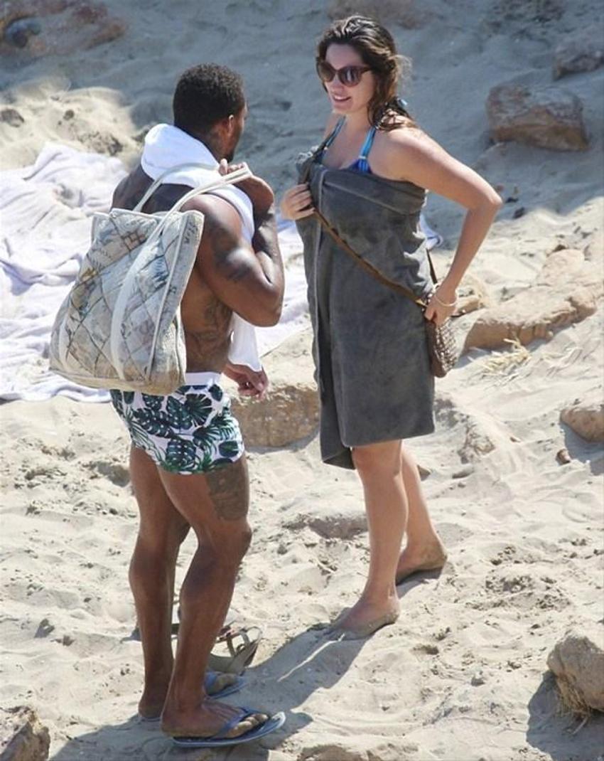 Kelly Brook'tan bikini şov!
