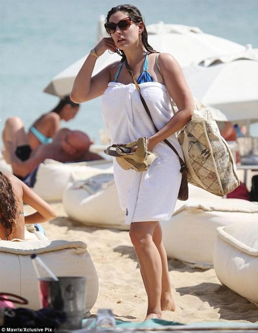Kelly Brook'tan bikini şov!