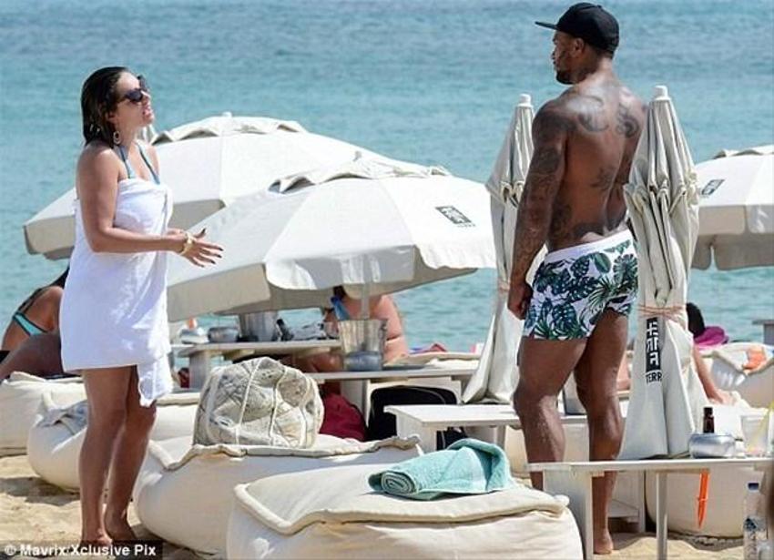 Kelly Brook'tan bikini şov!