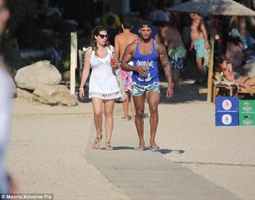 Kelly Brook'tan bikini şov!